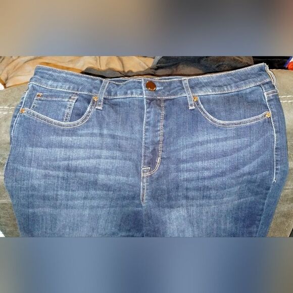 Seven 7 Plus Size Women's Weekend Bermuda Denim Jean Shorts Size 16 - Picture 2 of 7